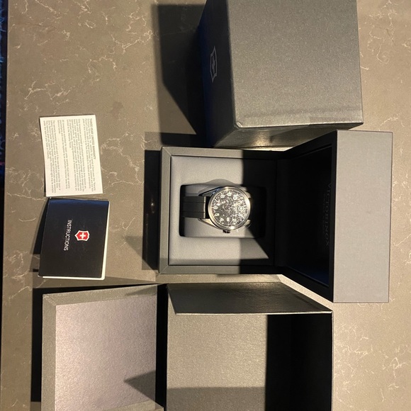 Victorinox Swiss Army watch - Picture 3 of 4